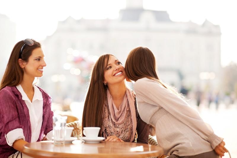 Cách ôm hôn xã giao của các quốc gia khác nhau như thế nào?