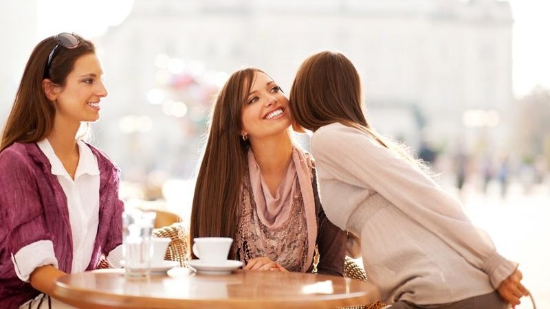 Cách ôm hôn xã giao của các quốc gia khác nhau như thế nào?