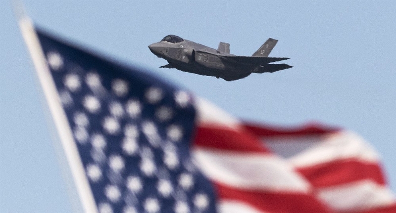 Máy bay chiến đấu tàng hình Lockheed Martin F-35 Lightning của Không quân Hoa Kỳ bay qua Vịnh San Francisco. (Nguồn: AP) Máy bay chiến đấu tàng hình Lockheed Martin F-35 Lightning của Không quân Hoa Kỳ bay qua Vịnh San Francisco. (Nguồn: AP)