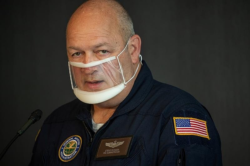 Tháng 1/2021, Giám đốc FAA Steve Dickson ký lệnh triển khai chính sách không khoan nhượng đối với hành khách không đeo khẩu trang hoặc gây rối trên chuyến bay. (Nguồn: Reuters)