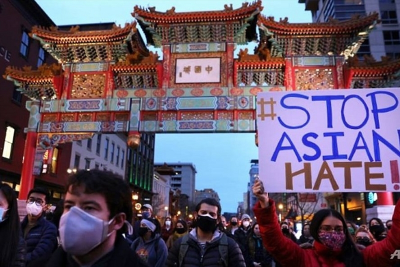 Người dân khu Phố người Hoa ở Washington phản ứng với vụ xả súng ở các spa tại Atlanta, Mỹ. (Nguồn: AFP)