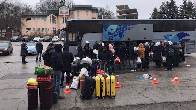 Hộ tống người Việt lánh nạn từ Ukraine sang Romania với 'chiếc thẻ bài' Ngài Đại sứ