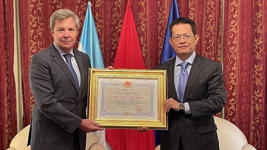 Trao tặng Huân chương Hữu nghị cho nguyên Đại sứ Argentina tại Việt Nam
