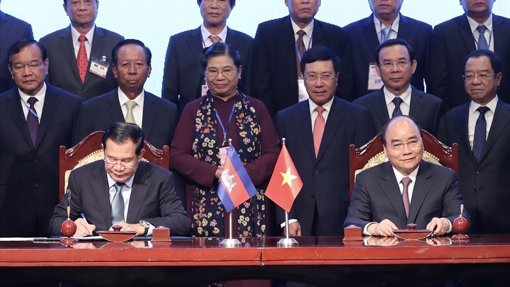 Sắp xếp Quốc kỳ Việt Nam và cờ của đối tác trong lễ ký văn kiện và hội đàm như thế nào?