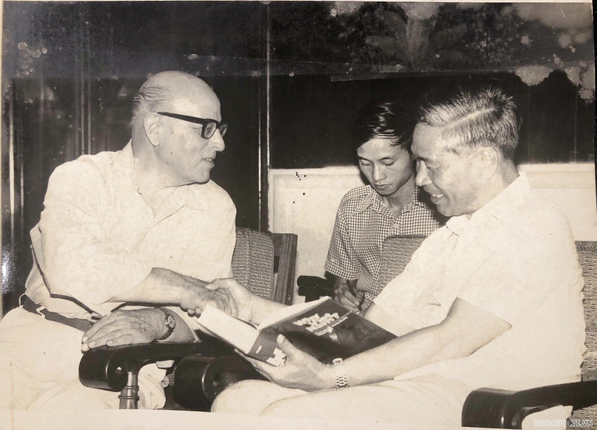 Chuyện về người bạn Mỹ trở lại thăm viếng Bác Hồ Chuyện về người bạn Mỹ trở lại thăm viếng Bác Hồ