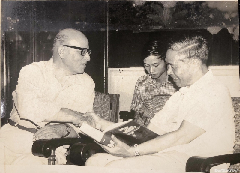 Cựu sĩ quan tình báo Mỹ Archimedes Patti tặng Bộ trưởng Nguyễn Cơ Thạch cuốn sách 'Why Viet Nam? Prelude to America's Albatross', ông Hà Huy Thông (giữa) ghi biên bản. Cựu sĩ quan tình báo Mỹ Archimedes Patti tặng Bộ trưởng Nguyễn Cơ Thạch cuốn sách 'Why Viet Nam? Prelude to America's Albatross', ông Hà Huy Thông (giữa) ghi biên bản.