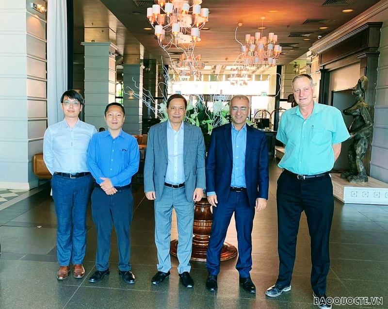 Đại sứ Đỗ Minh Hùng tại buổi làm việc với Cục trưởng châu Á-Thái Bình Dương Gilad Cohen. (Nguồn: ĐSQ VN tại Israel)