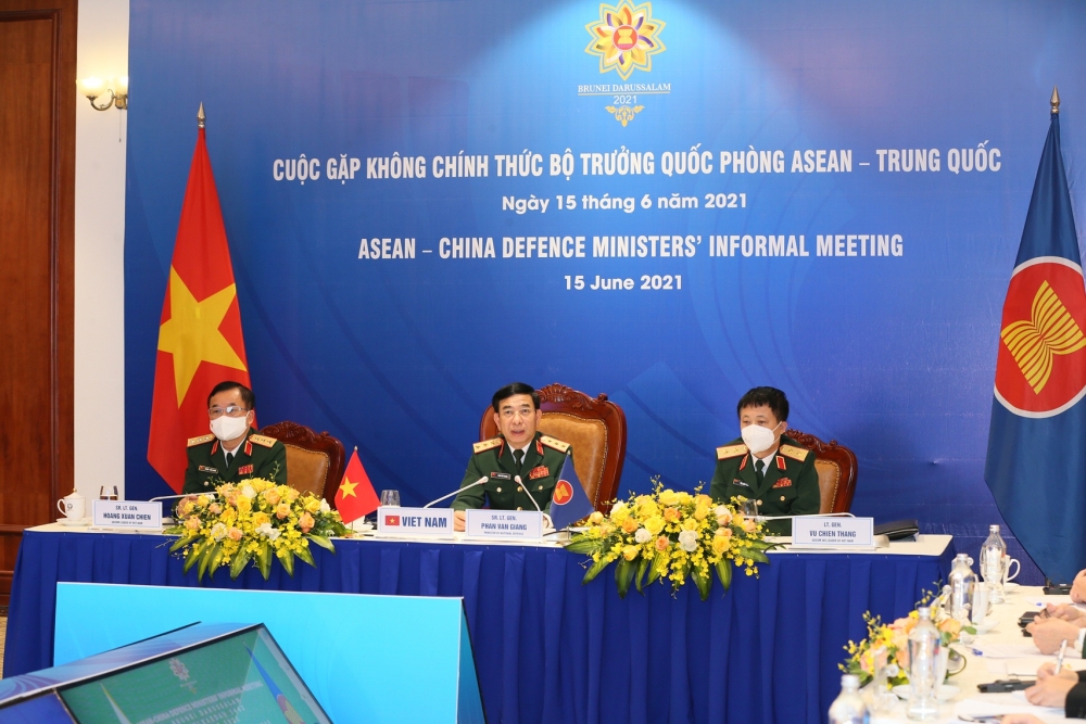 Cuộc gặp diễn ra bên lề Hội nghị Bộ trưởng Quốc phòng các nước ASEAN (ADMM) lần thứ 15 và Hội nghị Bộ trưởng Quốc phòng các nước ASEAN mở rộng (ADMM+) lần thứ 8. (Nguồn: BQP) Cuộc gặp diễn ra bên lề Hội nghị Bộ trưởng Quốc phòng các nước ASEAN (ADMM) lần thứ 15 và Hội nghị Bộ trưởng Quốc phòng các nước ASEAN mở rộng (ADMM+) lần thứ 8. (Nguồn: BQP)