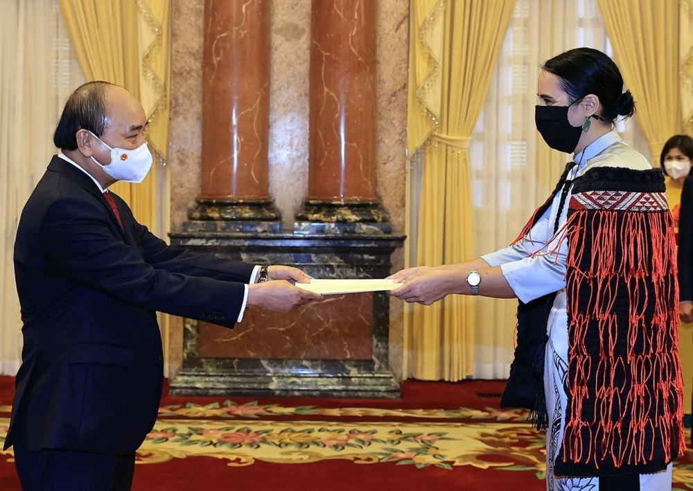 Đại sứ New Zealand Tredene Dobson trình quốc thư lên Chủ tịch nước Nguyễn Xuân Phúc vào ngày 16/6. (Nguồn: TTXVN) Đại sứ New Zealand Tredene Dobson trình quốc thư lên Chủ tịch nước Nguyễn Xuân Phúc vào ngày 16/6. (Nguồn: TTXVN)