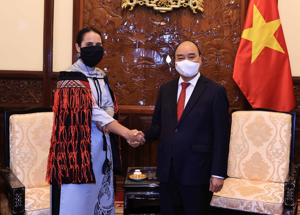 đi cùng với chiếc áo dài, Đại sứ Tredene Dobson còn khoác tấm áo choàng truyền thống Korowai của tộc trưởng hoàng gia Maori. (Nguồn: TTXVN) đi cùng với chiếc áo dài, Đại sứ Tredene Dobson còn khoác tấm áo choàng truyền thống Korowai của tộc trưởng hoàng gia Maori. (Nguồn: TTXVN)