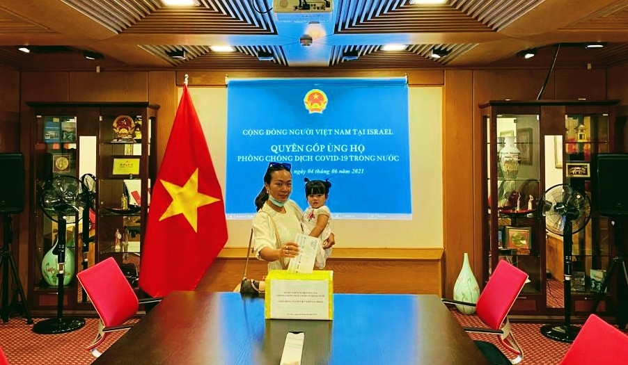 Nhiều bà con, anh em lao động cùng gia đình, dù đời sống và công việc bận rộn, vất vả, đã đến tận Đại sứ quán Việt Nam tại Israel để đóng góp. (Nguồn: ĐSQ VN tại Israel)