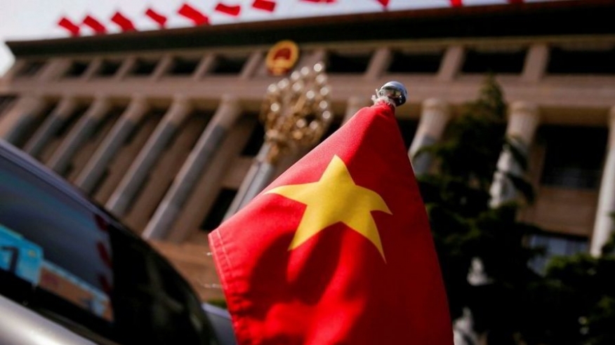 Cắm cờ và xếp chỗ ngồi trên xe của Cơ quan đại diện