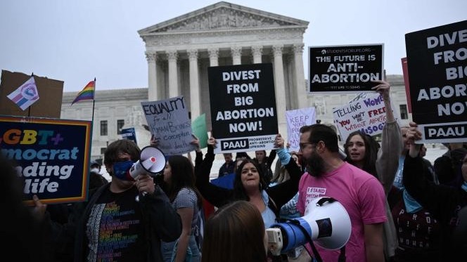 Phán quyết của Tòa án tối cao Mỹ về quyền phá thai gây tranh cãi