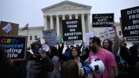 Phán quyết của Tòa án tối cao Mỹ về quyền phá thai gây tranh cãi