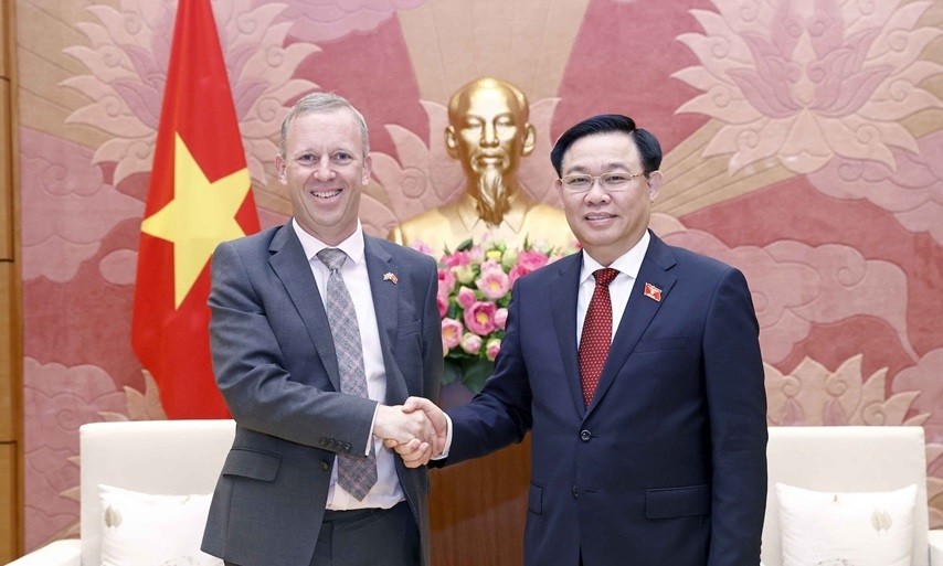 Chủ tịch Quốc hội Vương Đình Huệ tiếp Đại sứ Anh Gareth Ward ngày 30/5. (Nguồn: QĐND)