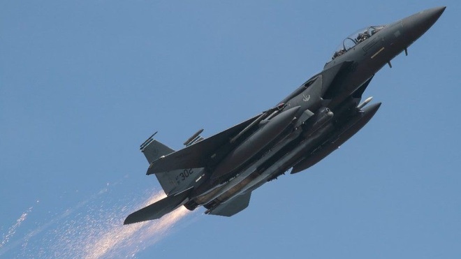 Tiêm kích F-15 gặp trục trặc phun ra tia lửa ở động cơ nhưng phi công điều khiển không hay biết. (Nguồn: BBC) Tiêm kích F-15 gặp trục trặc phun ra tia lửa ở động cơ nhưng phi công điều khiển không hay biết. (Nguồn: BBC)