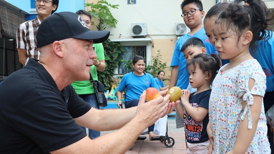 Doanh nghiệp New Zealand quyên góp gần 10 tấn trái cây giúp đỡ trẻ em và phụ nữ có hoàn cảnh khó khăn