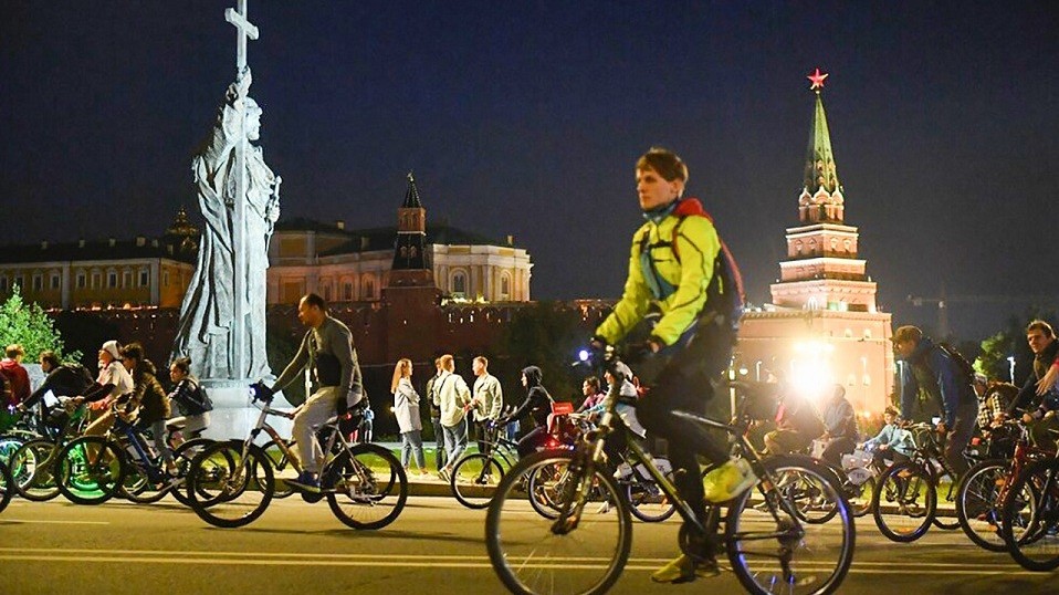 Phố lên đèn, người Nga 'lên đồ' dự lễ hội xe đạp đêm ở thủ đô Moscow