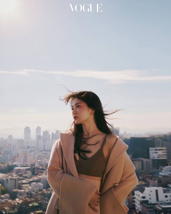 'Quốc bảo nhan sắc' xứ Hàn Song Hye Kyo khoe thần thái đỉnh cao trên bìa tạp chí