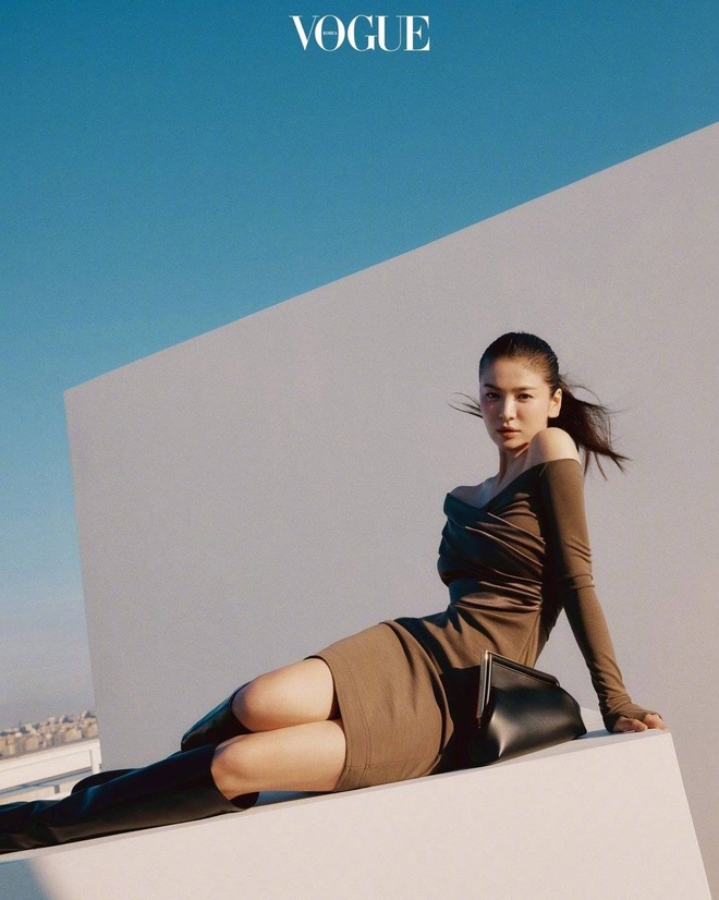 'Quốc bảo nhan sắc' xứ Hàn Song Hye Kyo khoe thần thái đỉnh cao trên bìa tạp chí