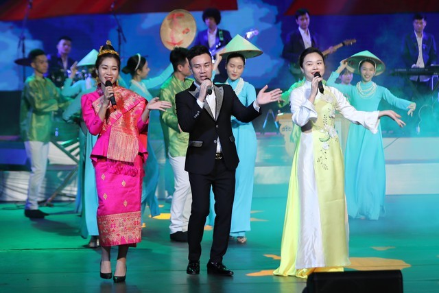 Chương trình nghệ thuật “Hồn sen Việt- Hương sắc Chăm Pa” tại thủ đô Vientiane ngày 18/7. (Nguồn: Tổ quốc) Chương trình nghệ thuật “Hồn sen Việt- Hương sắc Chăm Pa” tại thủ đô Vientiane ngày 18/7. (Nguồn: Tổ quốc)