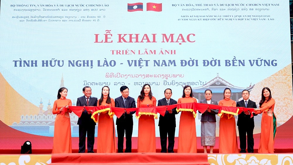 Lễ khai mạc Triển lãm ảnh “Tình hữu nghị Lào-Việt Nam đời đời bền vững” tại Hà Nội vào tháng 7/2022. (Nguồn: Người làm báo) Lễ khai mạc Triển lãm ảnh “Tình hữu nghị Lào-Việt Nam đời đời bền vững” tại Hà Nội vào tháng 7/2022. (Nguồn: Người làm báo)