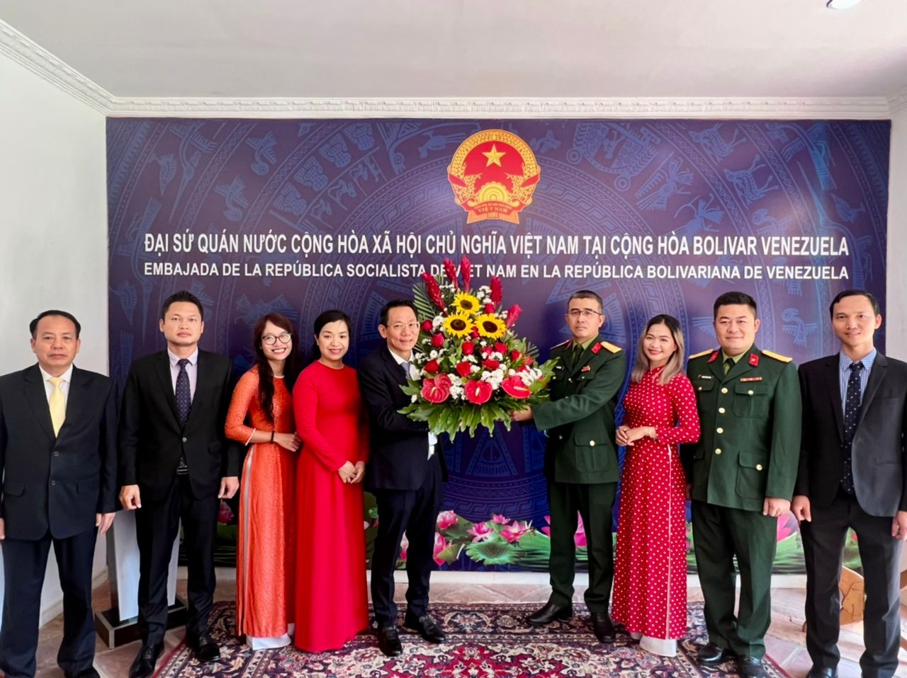 Cơ quan Tùy viên Quốc phòng chúc mừng Đại sứ quán Việt Nam tại Venezuela nhân kỷ niệm 77 năm ngày thành lập ngành Ngoại giao Cách mạng Việt Nam. (Nguồn: ĐSQ VN tại Venezuela)