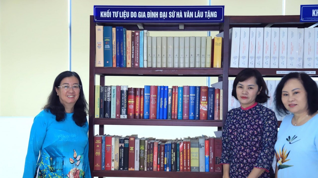 Hơn 1.000 tài liệu quý về cuộc đời và sự nghiệp của Đại tá, Đại sứ Hà Văn Lâu được trao tặng cho Trung tâm Lưu trữ quốc gia