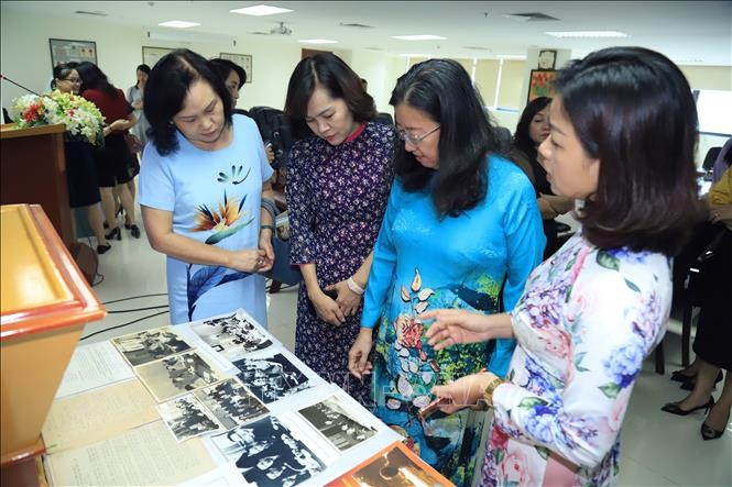 Đại sứ Hà Thị Ngọc Hà - con gái Đại sứ Hà Văn Lâu chia sẻ về ý nghĩa những bức ảnh của cha mình. (Nguồn: TTXVN) Đại sứ Hà Thị Ngọc Hà - con gái Đại sứ Hà Văn Lâu chia sẻ về ý nghĩa những bức ảnh của cha mình. (Nguồn: TTXVN)