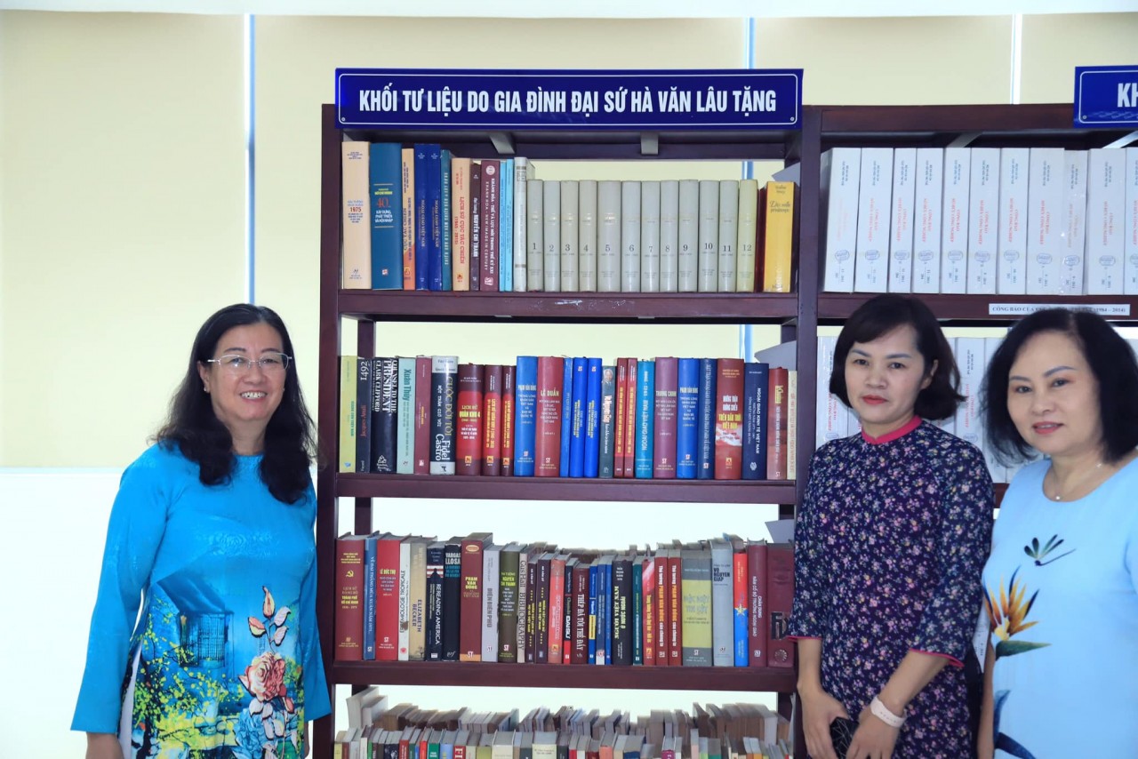 Khối tài liệu của Đại tá, Đại sứ Hà Văn Lâu được bà Hà Thị Ngọc Hà, con gái ông, trao tặng Trung tâm Lưu trữ quốc gia III. (Ảnh: Trung tâm Lưu trữ quốc gia III) Khối tài liệu của Đại tá, Đại sứ Hà Văn Lâu được bà Hà Thị Ngọc Hà, con gái ông, trao tặng Trung tâm Lưu trữ quốc gia III. (Ảnh: Trung tâm Lưu trữ quốc gia III)