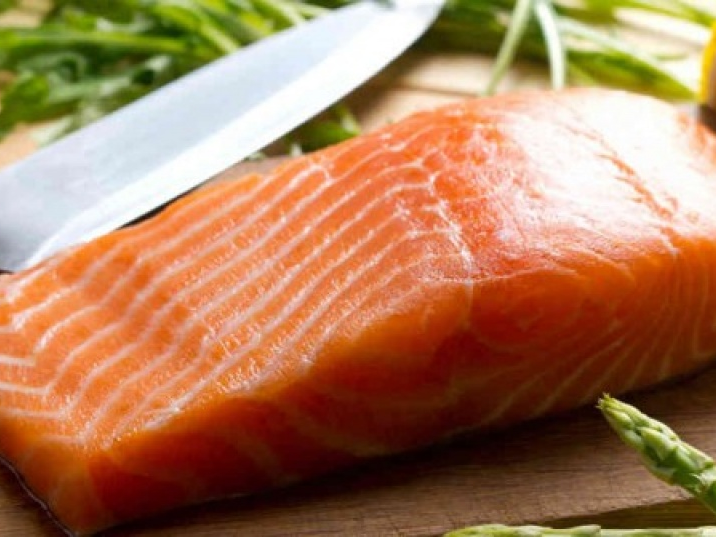 Có nên tiếp tục ăn cá hồi nuôi nữa không?