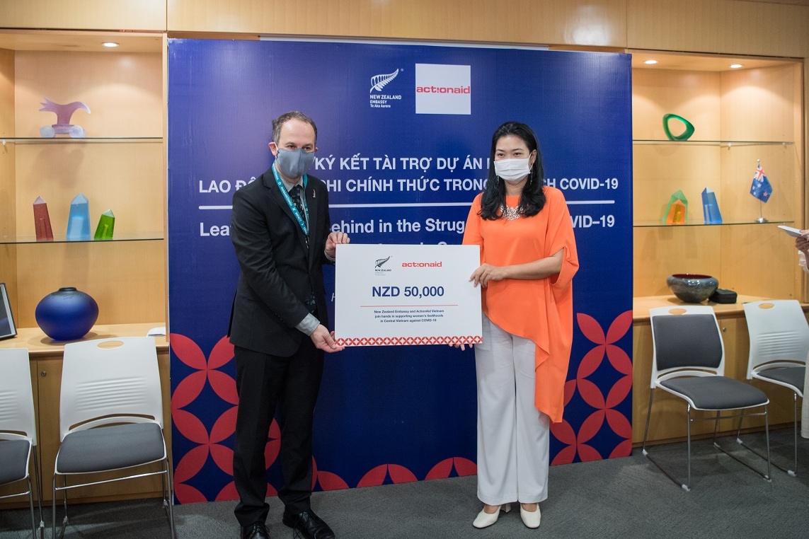 Ông Joseph Mayhew trao gói cứu trợ cho đại diện Huế và Đà Nẵng nhằm phục hồi sau Covid-19. Ông Joseph Mayhew trao gói cứu trợ cho đại diện Huế và Đà Nẵng nhằm phục hồi sau Covid-19.