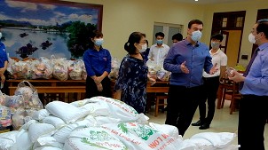 Những phần quà ý nghĩa từ Đại sứ quán Israel dành tặng người dân Hà Nội gặp khó khăn