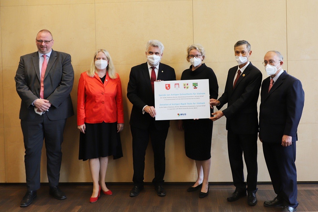 Đại sứ quán Việt Nam tại Đức: Kiên trì đeo bám, bền bỉ tiếp xúc trong ngoại giao vaccine