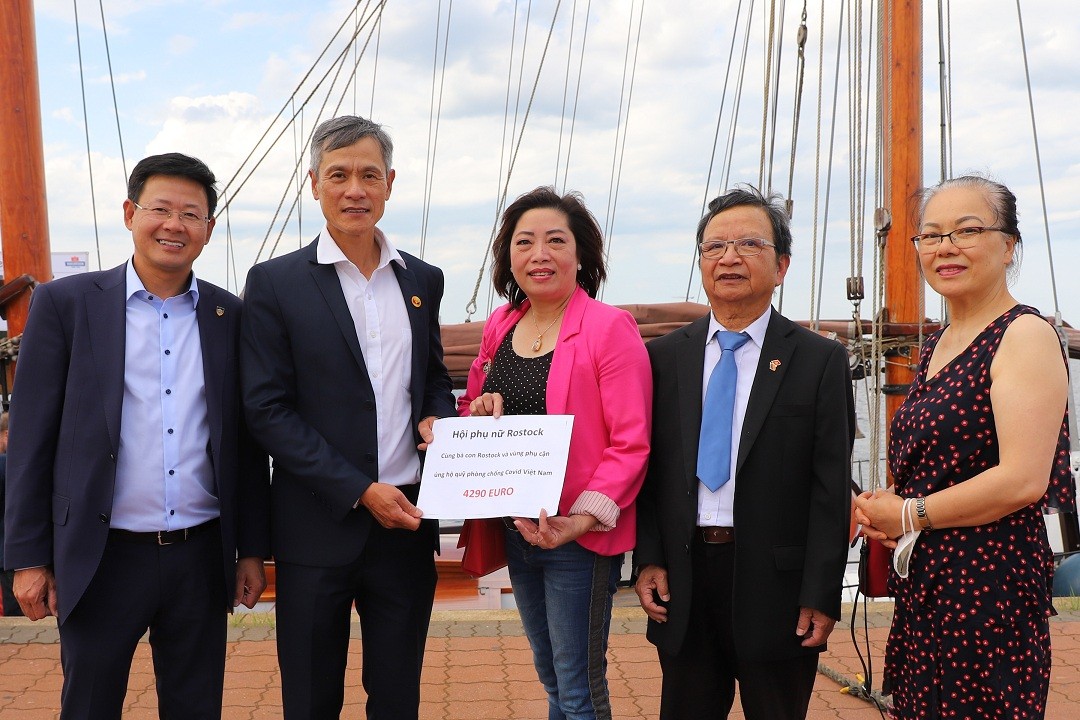 Đại sứ quán Việt Nam tại Đức: Kiên trì đeo bám, bền bỉ tiếp xúc trong ngoại giao vaccine