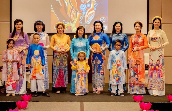 Hoa hậu Ngọc Hân ‘xây’ cầu nối văn hóa trên tà áo dài