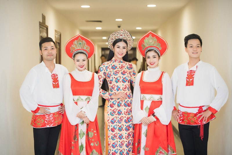 Hoa hậu Ngọc Hân ‘xây’ cầu nối văn hóa trên tà áo dài