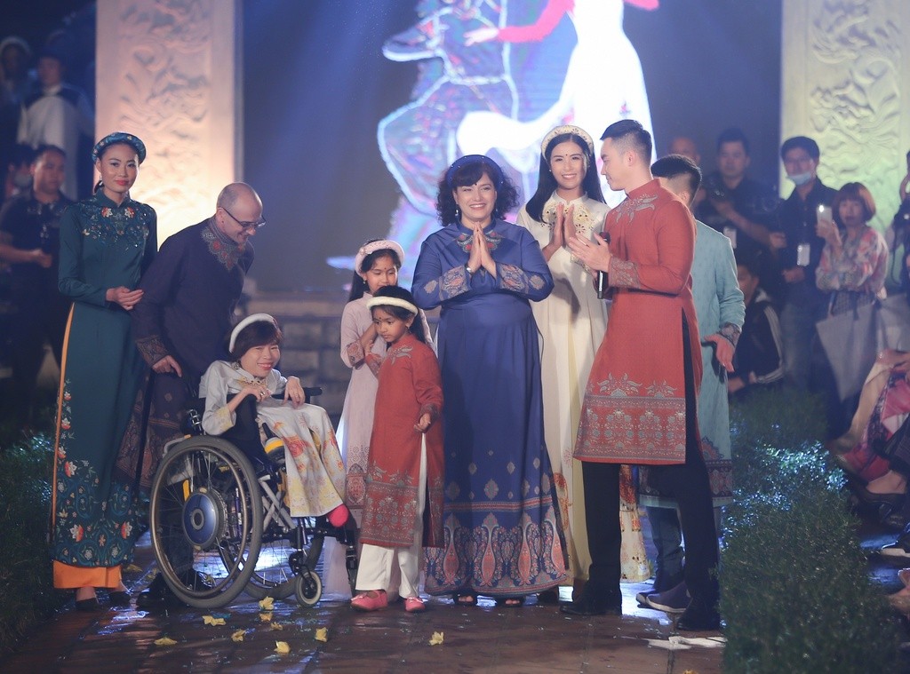 Hoa hậu Ngọc Hân ‘xây’ cầu nối văn hóa trên tà áo dài