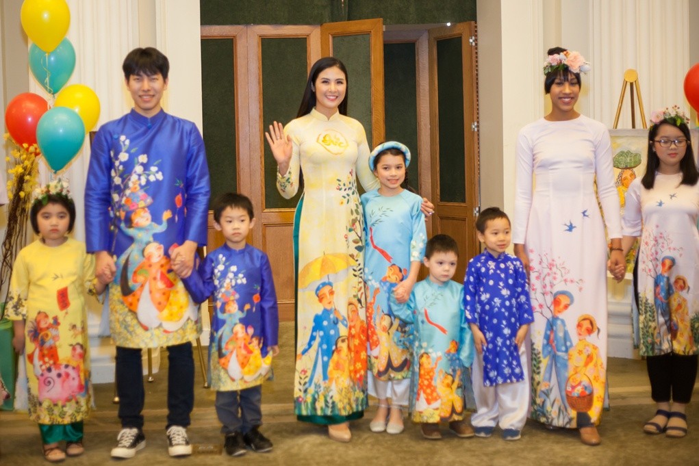 Hoa hậu Ngọc Hân ‘xây’ cầu nối văn hóa trên tà áo dài