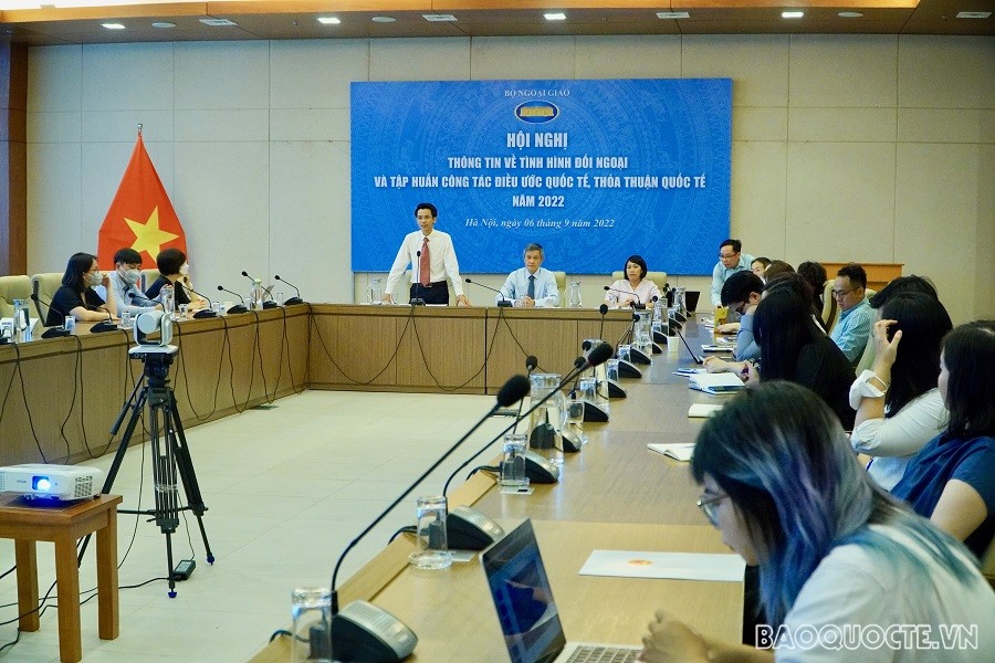 Thông tin về tình hình đối ngoại và tập huấn công tác điều ước quốc tế, thoả thuận quốc tế năm 2022. (Ảnh: Việt Nguyễn) Thông tin về tình hình đối ngoại và tập huấn công tác điều ước quốc tế, thoả thuận quốc tế năm 2022. (Ảnh: Việt Nguyễn)
