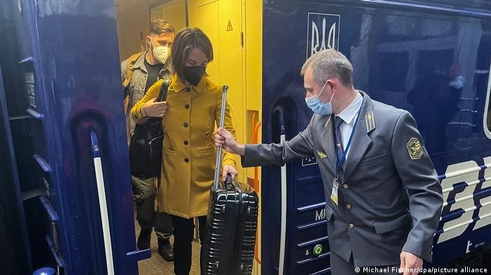 Đức nói sẽ sát cánh cùng Ukraine 'chừng nào còn có thể', người Nga vẫn trọn niềm tin vào Tổng thống Putin