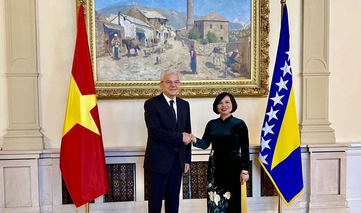 Đại sứ Nguyễn Thị Bích Thảo trình Thư uỷ nhiệm lên Chủ tịch Hội đồng Tổng thống Bosnia và Herzegovina Đại sứ Nguyễn Thị Bích Thảo trình Thư uỷ nhiệm lên Chủ tịch Hội đồng Tổng thống Bosnia và Herzegovina