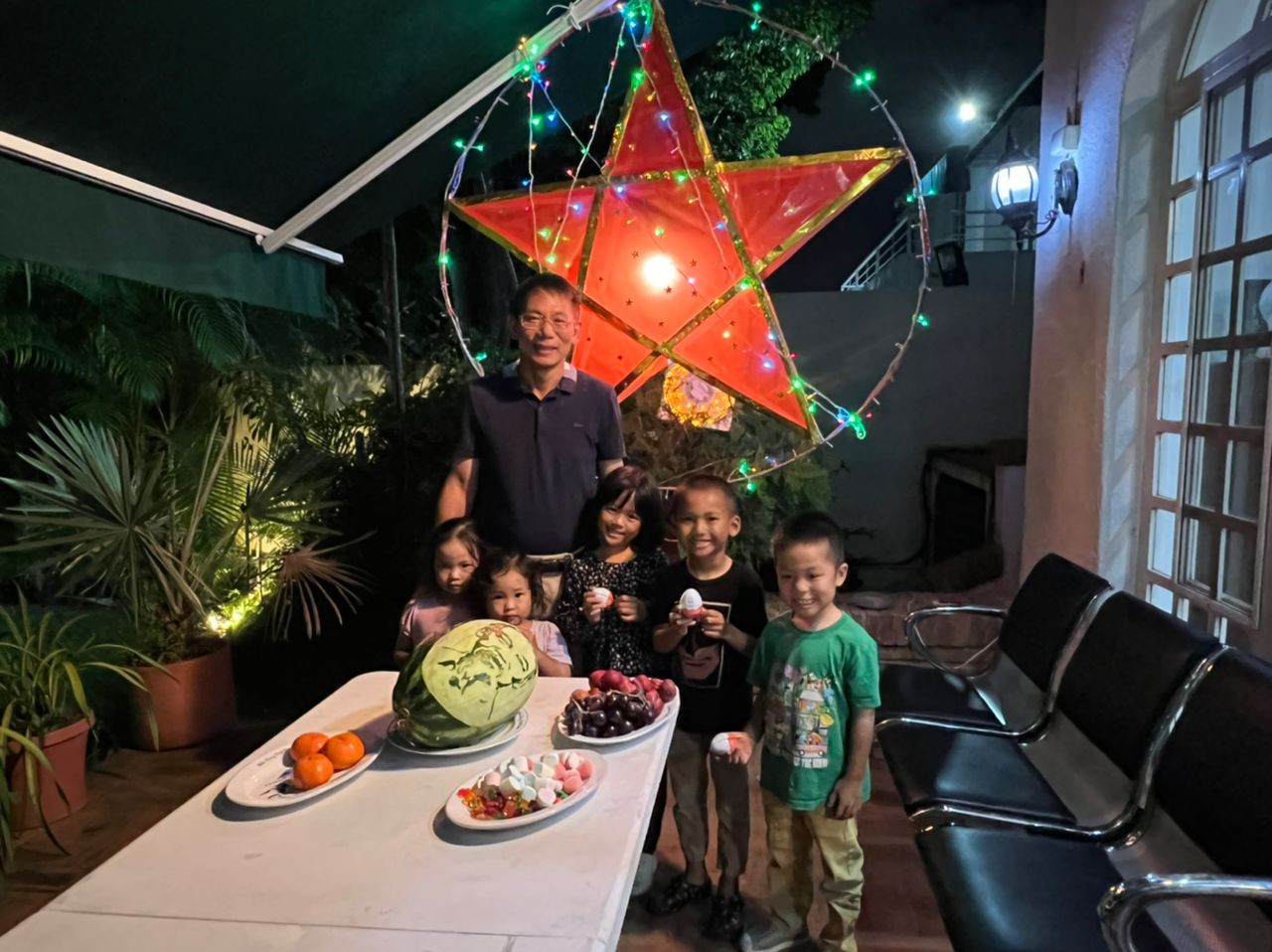 Đại sứ Lê Viết Duyên trao quà cho các cháu.