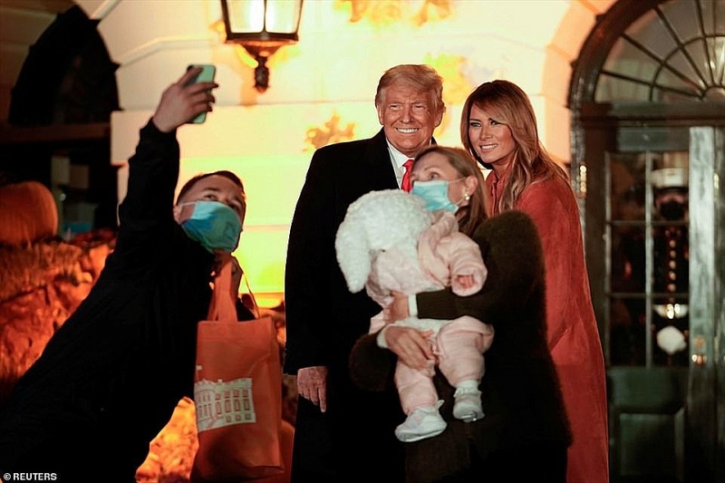 Tổng thống Trump và phu nhân tổ chức Halloween mùa Covid-19