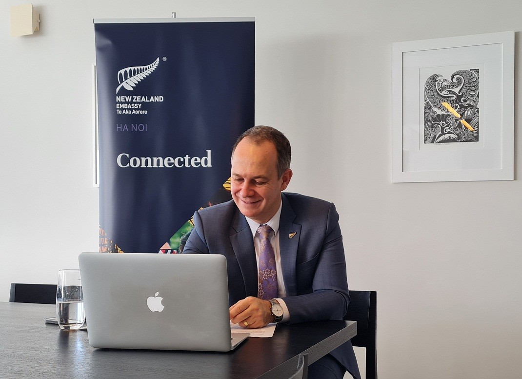 Đại biện lâm thời Đại sứ quán New Zealand tại Việt Nam Joseph Mayhew. Đại biện lâm thời Đại sứ quán New Zealand tại Việt Nam Joseph Mayhew.