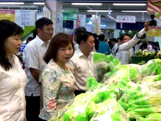 Nóng chuyện thực phẩm, hàng "dỏm" dịp Tết