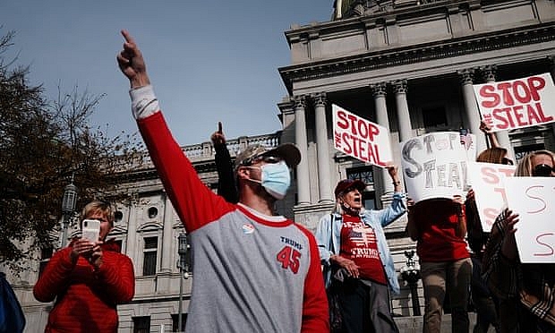 Những người biểu tình kêu gọi ngừng kiểm phiếu ở Pennsylvania. (Nguồn: Getty Images) Bầu cử Mỹ 2020: Facebook 'khai trừ' nhóm trực tuyến kích động biểu tình