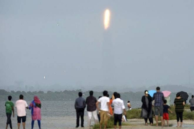 Người dân theo dõi quá trình phóng vệ tinh quan sát Trái Đất tại Sriharikota. Ấn Độ. (Nguồn: AFP) Ấn Độ phóng thành công vệ tinh quan sát Trái đất 'trong mọi điều kiện thời tiết'
