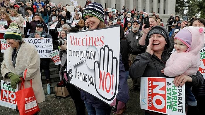Thuyết phục những người anti-vaccine rằng tiêm vaccine an toàn và hiệu quả sẽ là một nhiệm vụ khó khăn và phức tạp. (Nguồn: AP)