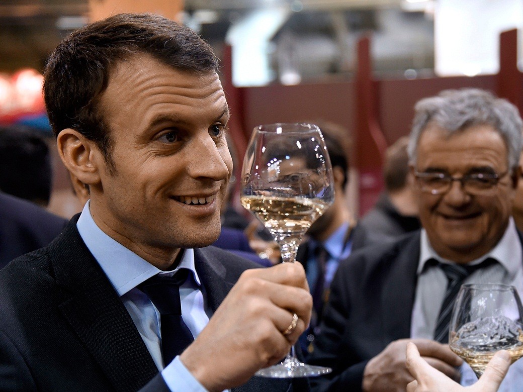 Tổng thống Pháp Emmanuel Macron thưởng thức rượu vang trắng. (Nguồn: Getty) Tổng thống Pháp Emmanuel Macron thưởng thức rượu vang trắng. (Nguồn: Getty)